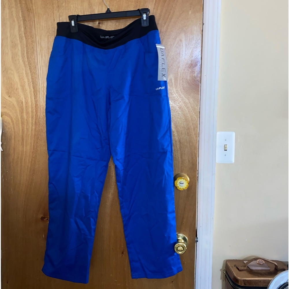 UA Flex Yoga Pant Style Scrub Pant - Brand New - Size Medium Petite.